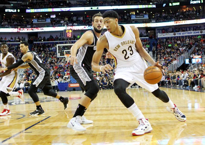 Duello tra Belinelli e Anthony Davis nella partita tra gli Spurs e i New Orleans Pelicans giocata il 26 dicembre scorso (Reuters)
